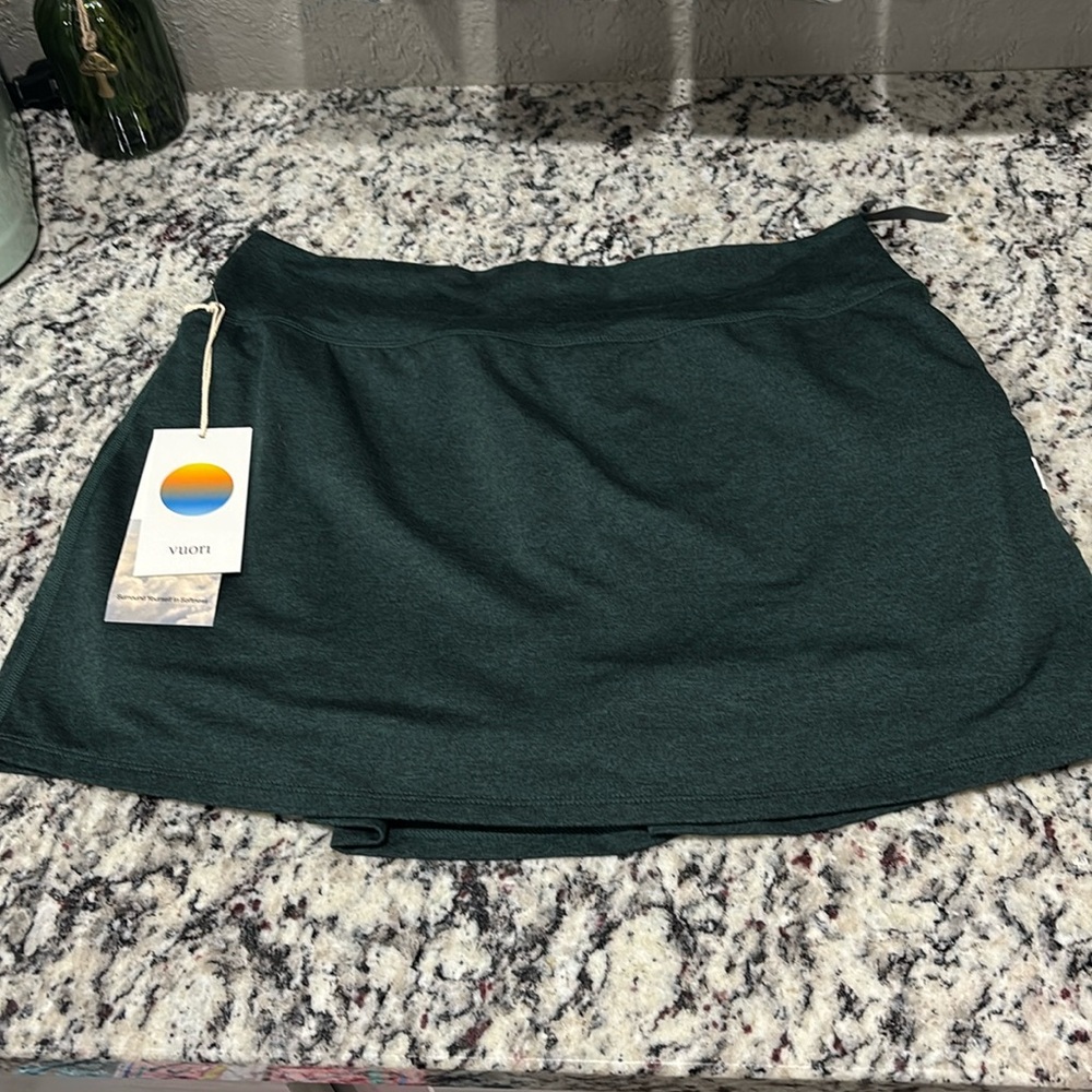 Vuori halo performance skirt grass Heather size large.